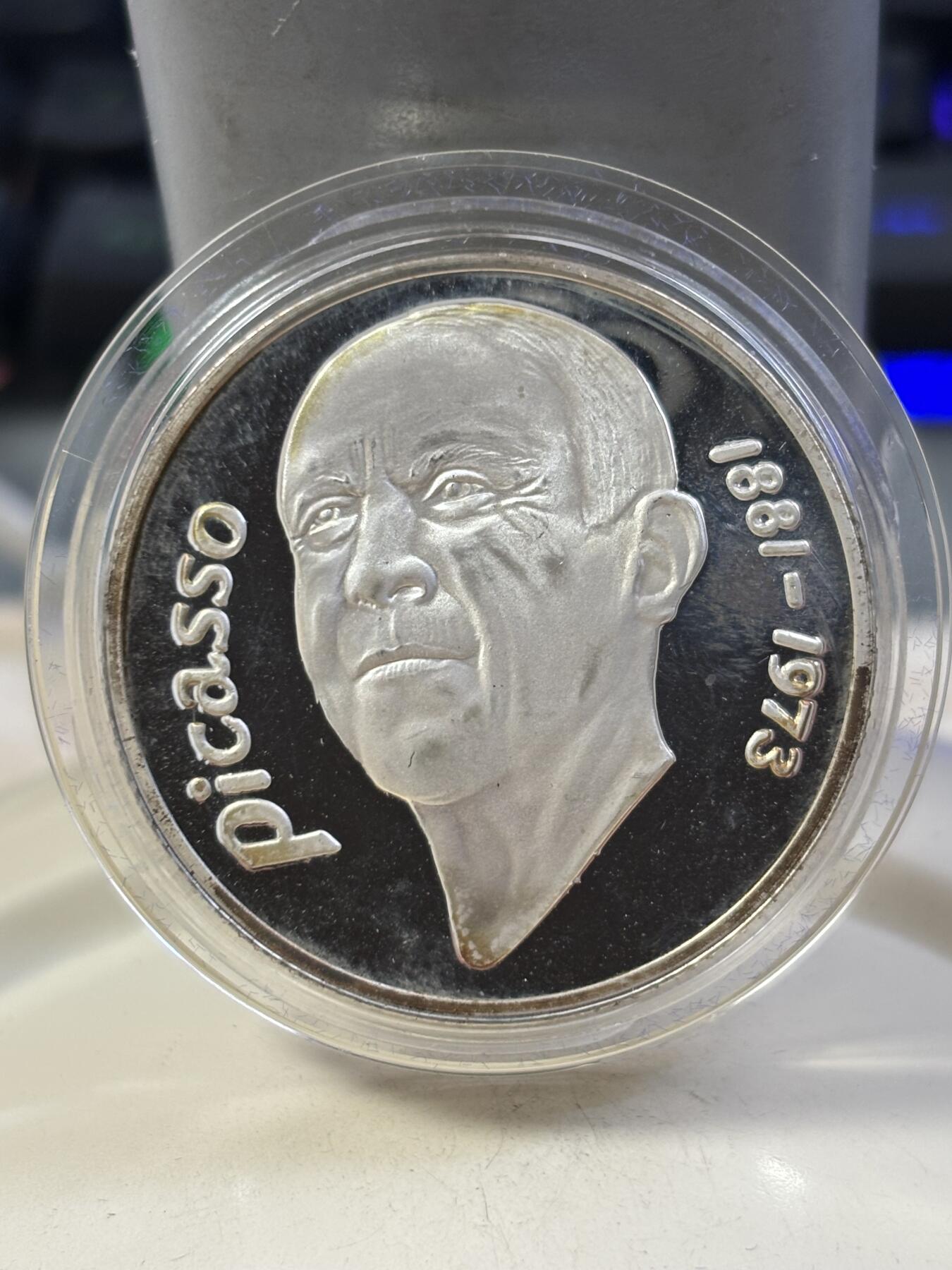 第187期拍卖 西班牙1997年画家毕加索精制彩色纪念加厚银币带盒证书，48克925银，发行500枚，有瑕疵