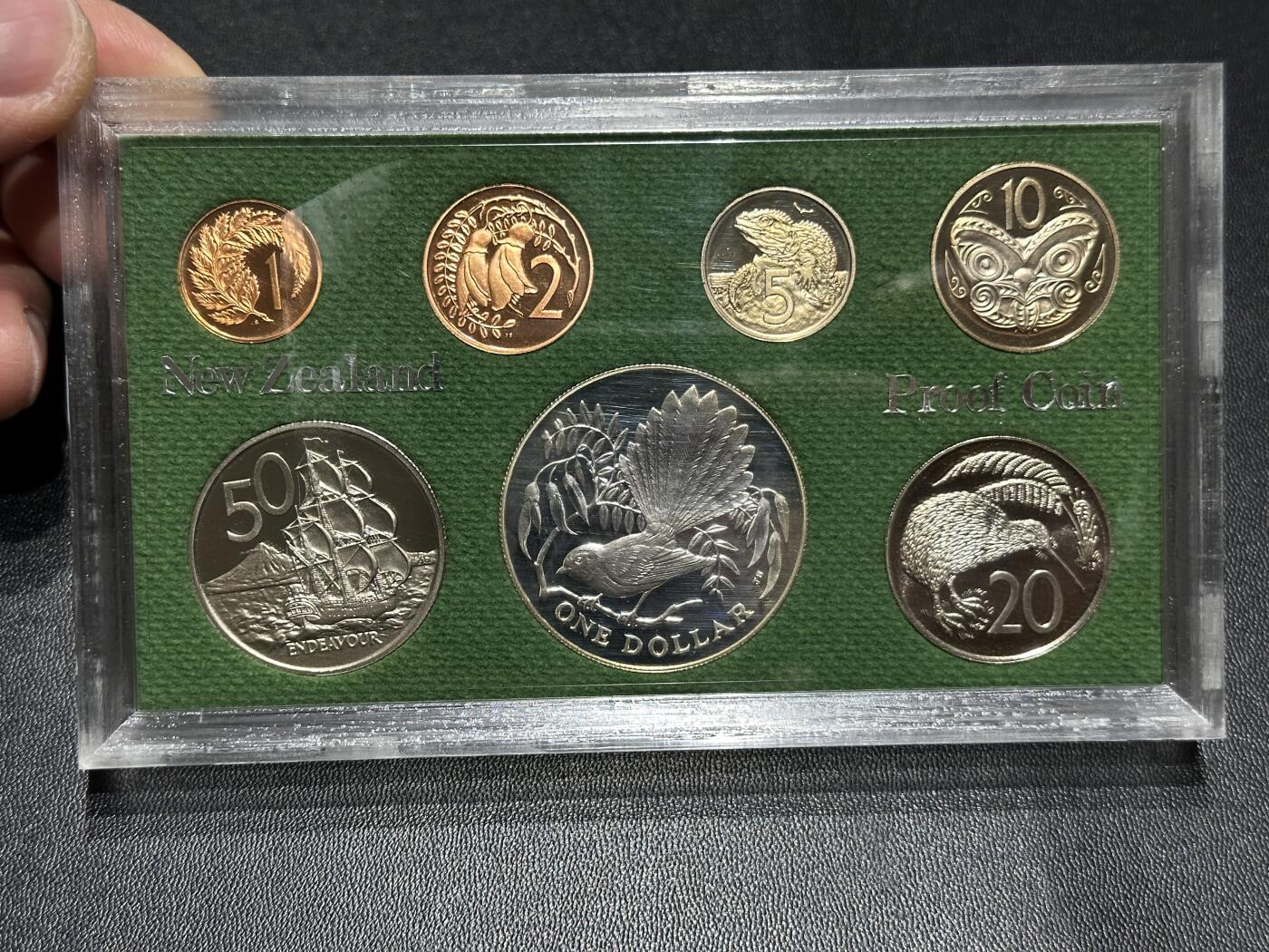 《外钞收藏家》第六百零一期（畅拍场）（本平台长期征集拍品、欢迎藏友们联系合作） 1980年新西兰精致币一套7枚一起精美包装 1元是银币