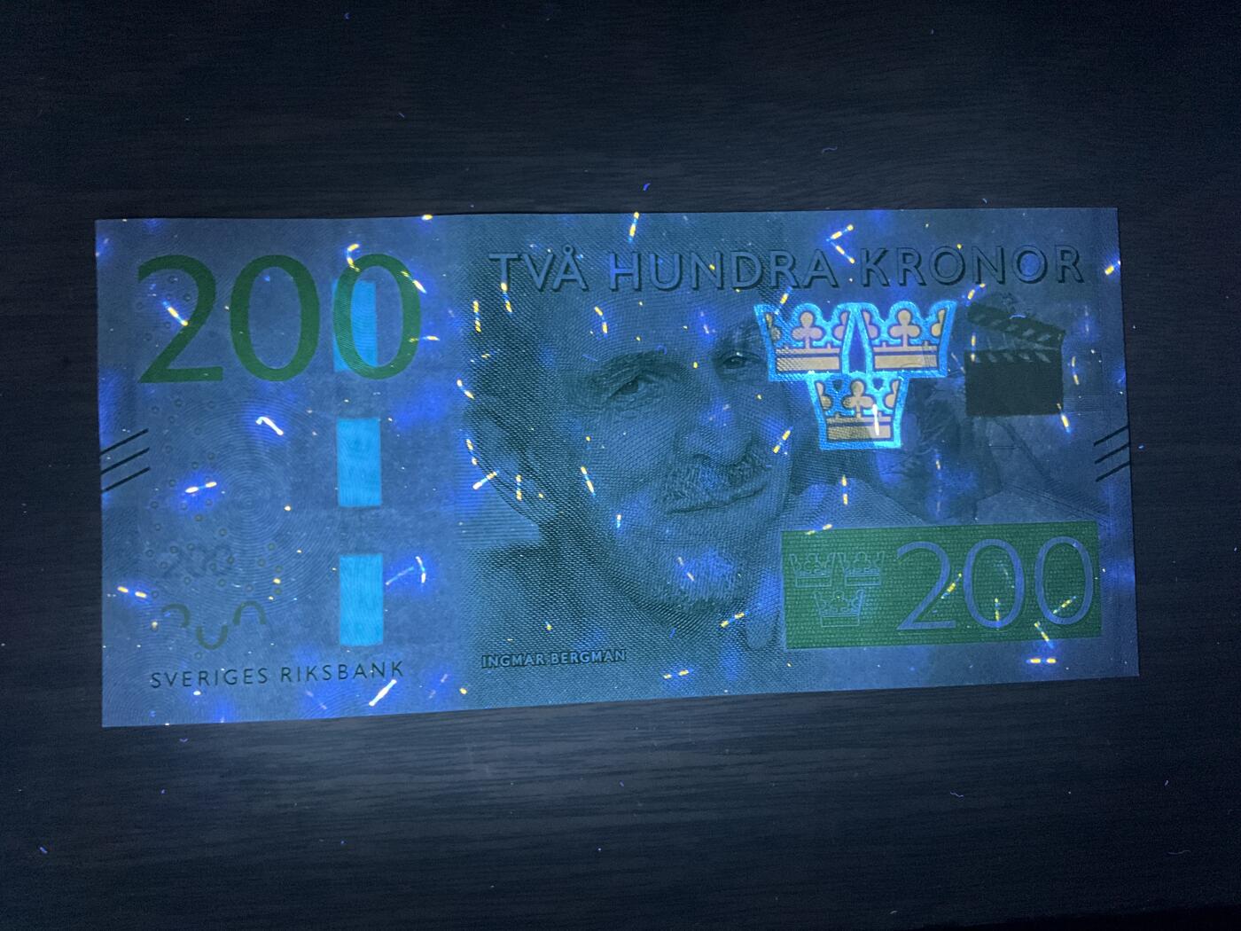 【礼羽收藏】🌏世界钱币拍卖第119期 瑞典200克朗2015首年首发B冠，刀拆绝品。无347干净漂亮的靓号。稀少面值币种量小市面能见到基本都带347号码不佳，配套必备错失美号拍大腿