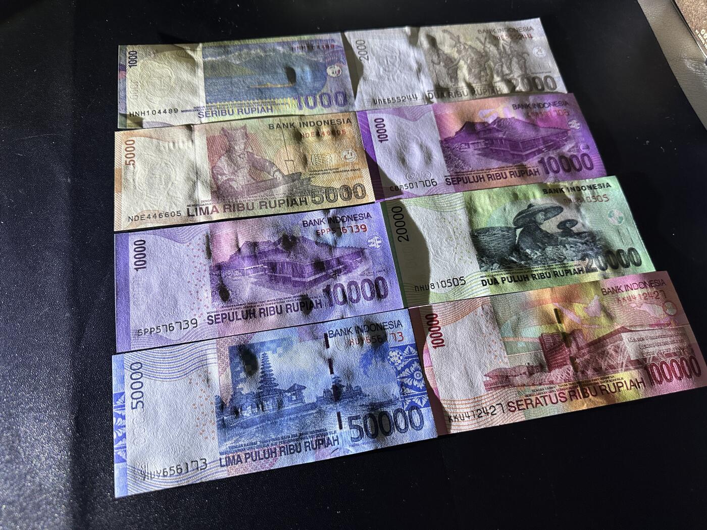 《外钞收藏家》第六百零一期（畅拍场）（本平台长期征集拍品、欢迎藏友们联系合作） 印度尼西亚上一版本8张一套（1千-10万卢比，其中1万两个版本，含05年首发年份）	UNC 1000面额 角轻微软折