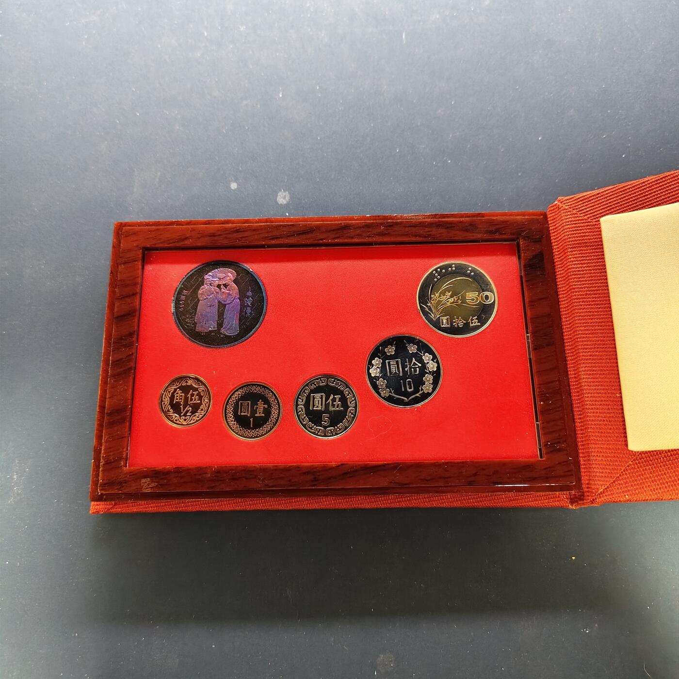 【全场包邮】纯粹捡漏拍493场 【银章】中国台湾2001年（民国90年）官方精制套币-含生肖蛇年白蛇传精制银章