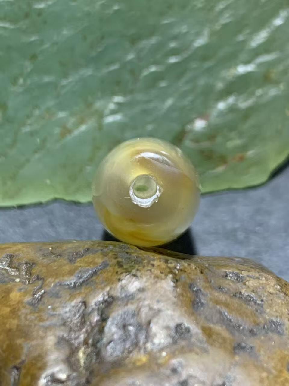 精美高玉化巴西玛瑙随形桶珠一颗，