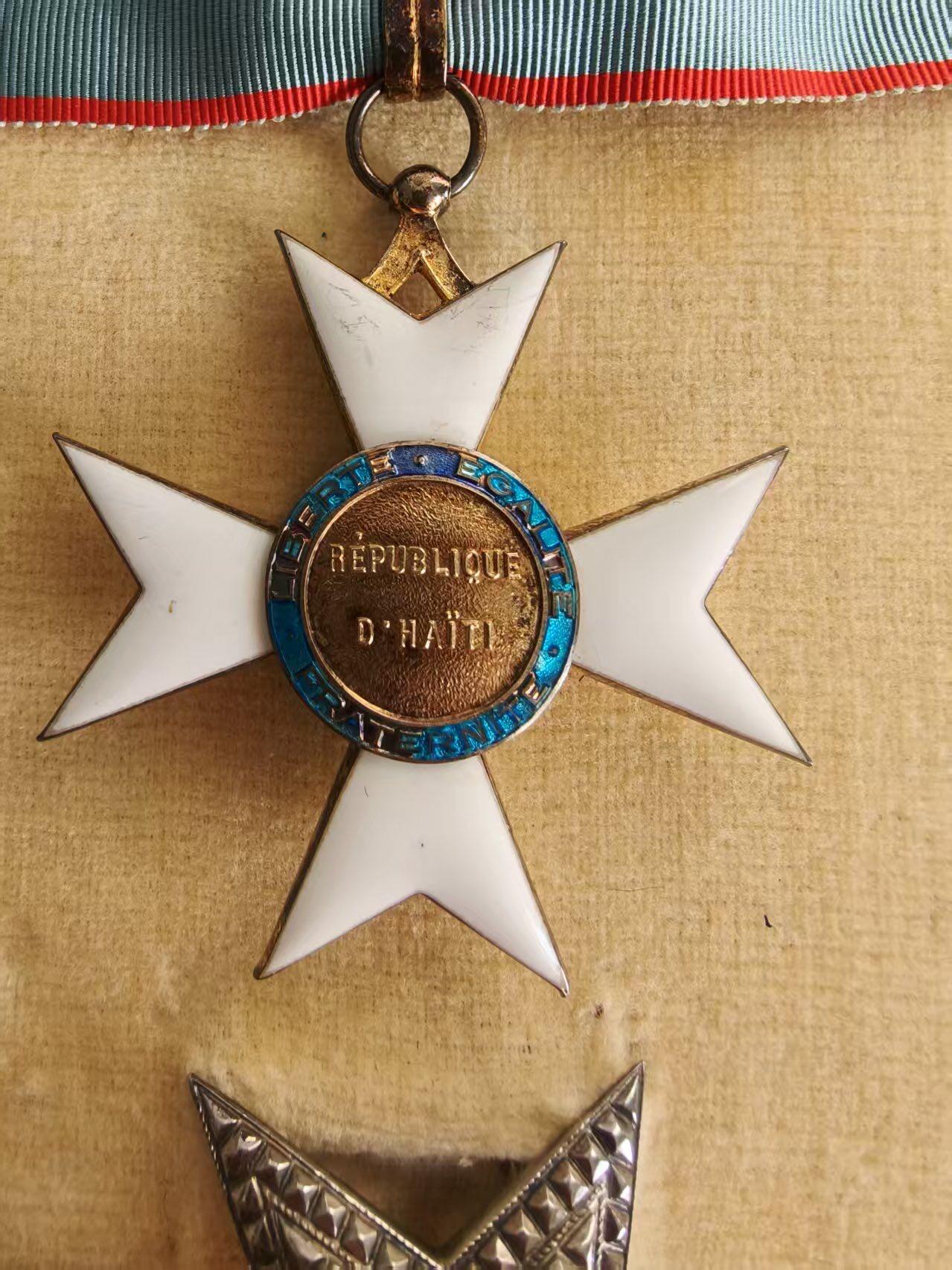 盛世勋华——号角文化勋章邮票专场拍卖第298期 海地共和国大军官级级功勋勋章 吊环和星芒杆带银标 两截短绶带 带原盒 盒子内衬上带法国珠宝商阿瑟贝特朗厂标 海地国家虽不怎么样但勋章都是国外珠宝商定做，工艺很好 古巴革命前生产的勋章工艺也非常好 号角18有专门介绍