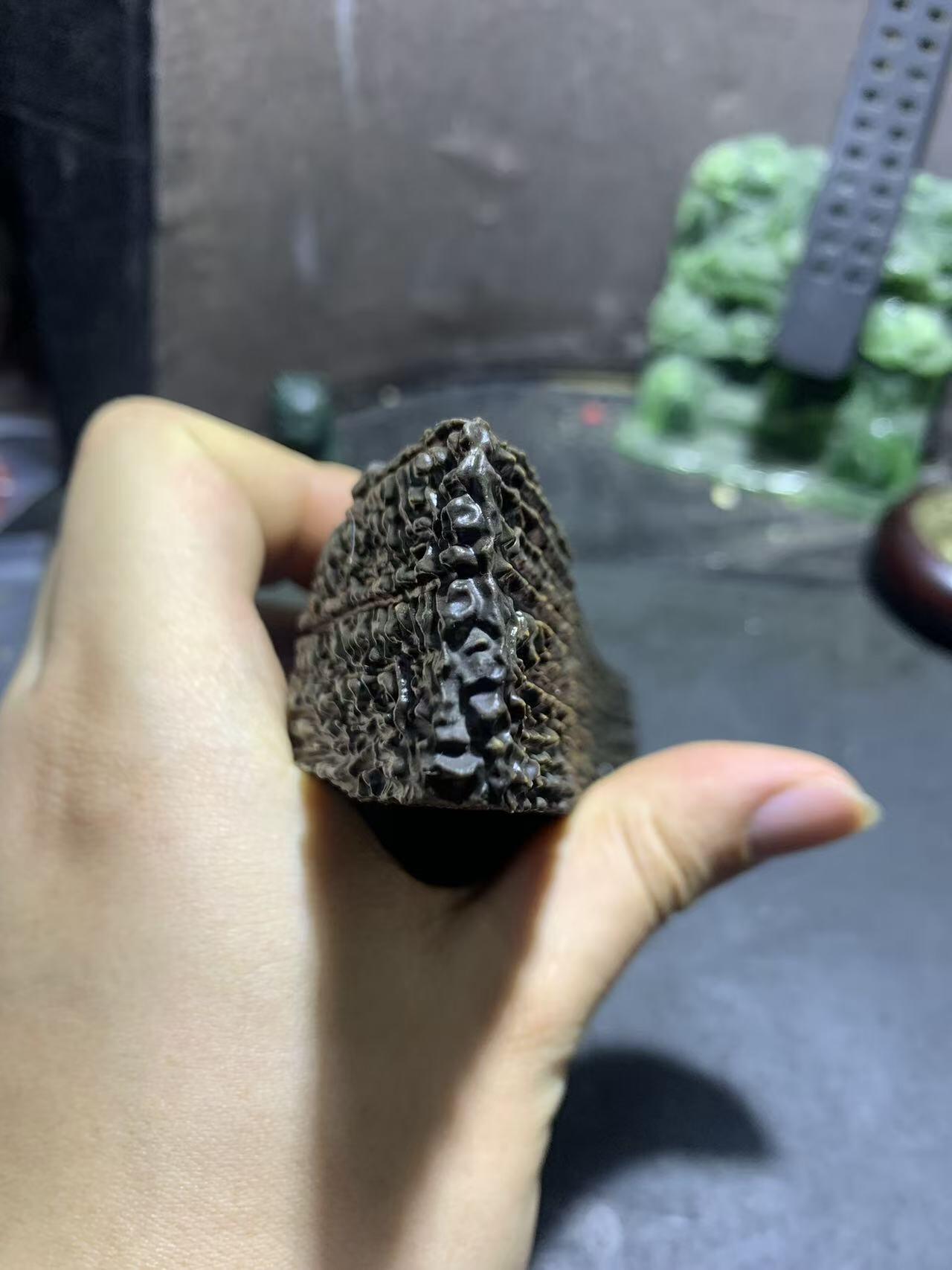 精美新疆满龙纹泥石方形原石把件（镇纸，摆件） 一块，