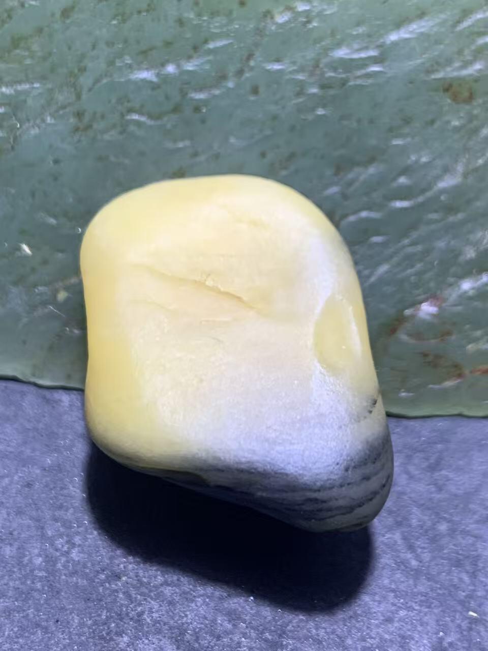 放福利！精美天然地表青花飘鸡油黄金丝玉籽料原石一块！