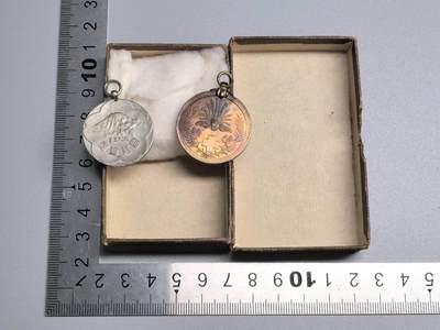 小驴勋章奖章收藏1月10日周六晚六点拍卖（珍爱和平，收藏战争，铭记历史，勿忘国耻，忠党爱国。有偿代拍，送拍规则在简介最后，参拍须阅读规则后再参拍，关系到运费包装发货时效真假辨别等关键信息，拍卖时不再发原图，看大图店主微信码在拍卖店铺介绍里） - 日俄战争赤十字社看护纪念章+国势调查徽章带盒