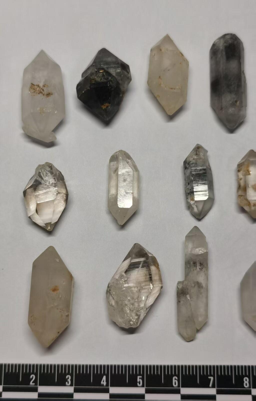 七河·世界钱币杂件水晶矿标小拍（总第33期） 藏家出品的X704（5）多品种云贵闪灵水晶原石一组共12颗