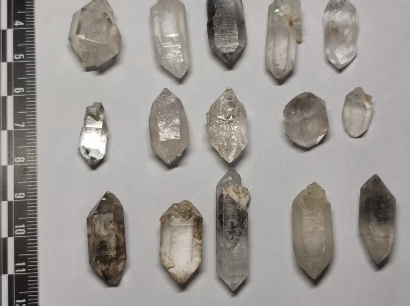 七河·世界钱币杂件水晶矿标小拍（总第33期） 藏家出品的X705（5）云贵闪灵水晶原石 多品种一组共20颗