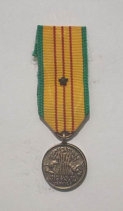 外国货币 - 美国颁发的越南服役奖章（Vietnam Service Medal），是美军表彰参与越南战争军事人员的核心战役奖章