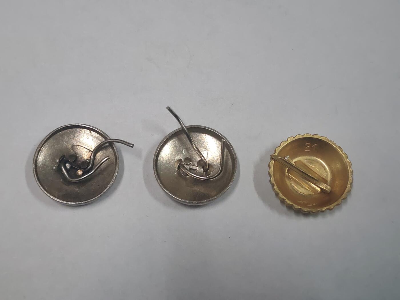 韵星假日拍卖第三十六期 -- Rimey Holidays Auction 36 民主德国帽徽一组