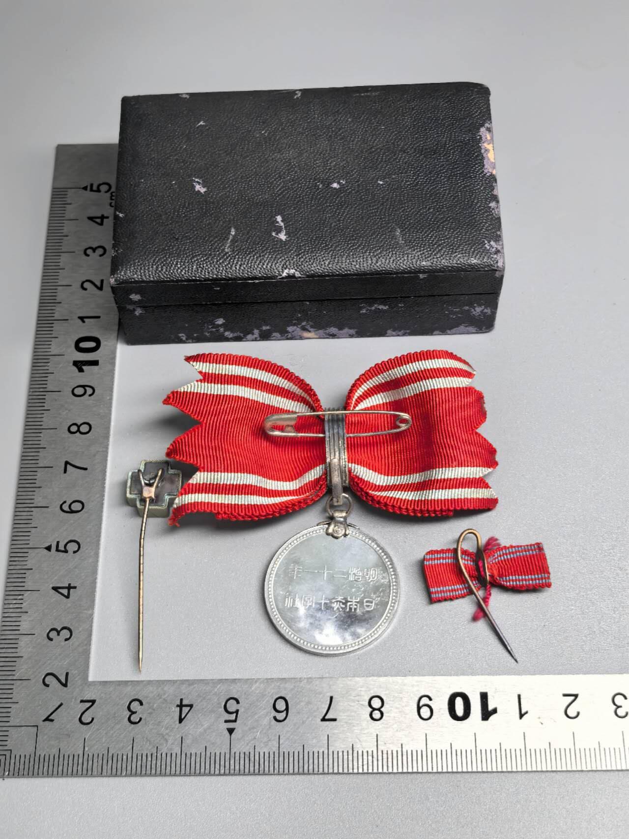 小驴勋章奖章收藏1月10日周六晚六点拍卖（珍爱和平，收藏战争，铭记历史，勿忘国耻，忠党爱国。有偿代拍，送拍规则在简介最后，参拍须阅读规则后再参拍，关系到运费包装发货时效真假辨别等关键信息，拍卖时不再发原图，看大图店主微信码在拍卖店铺介绍里）