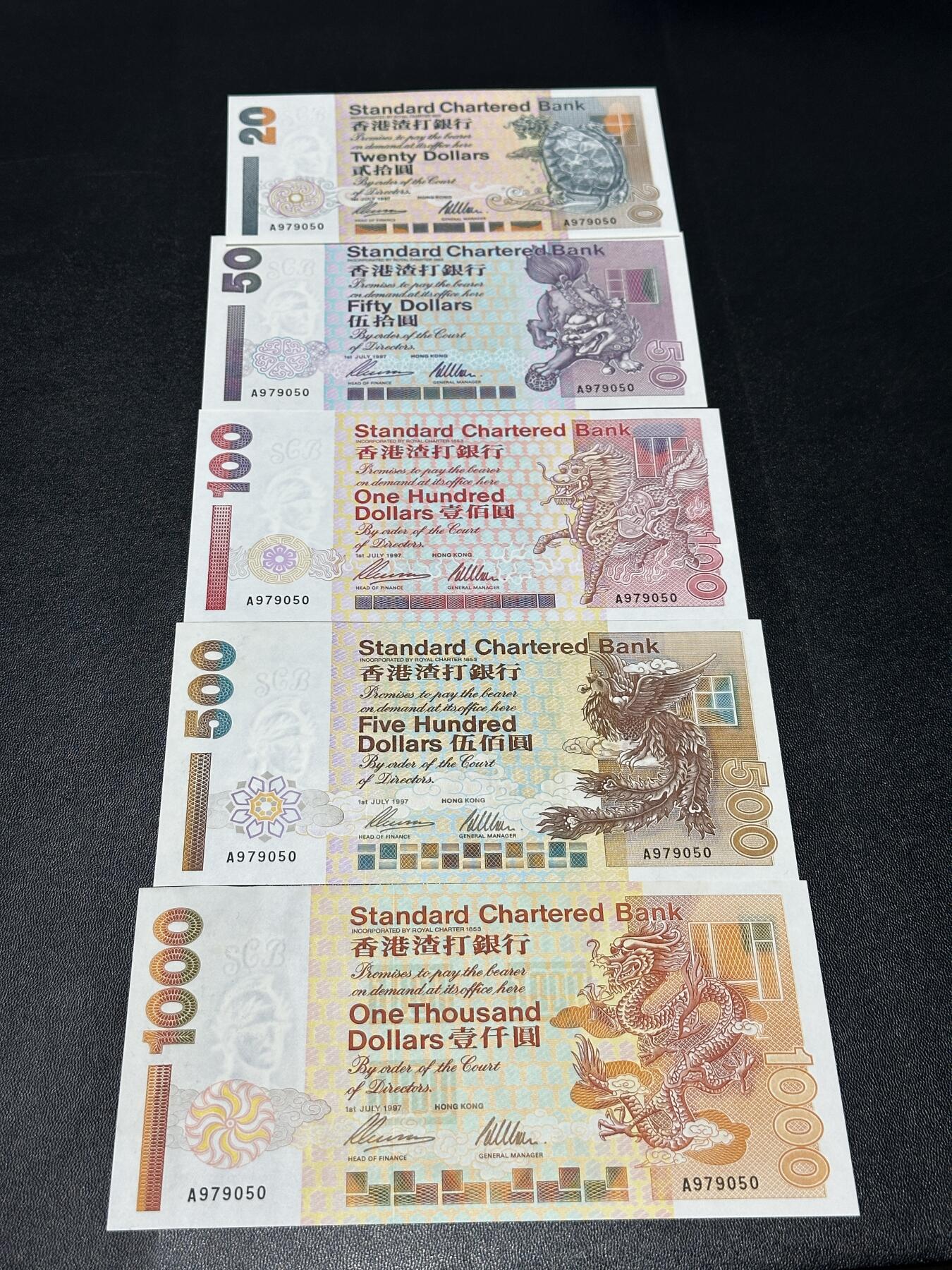 《外钞收藏家》第六百零一期（畅拍场）（本平台长期征集拍品、欢迎藏友们联系合作） 1997年香港渣打银行20-1000元 五张一起 全同号 全部是A冠 全新 有一些潮点