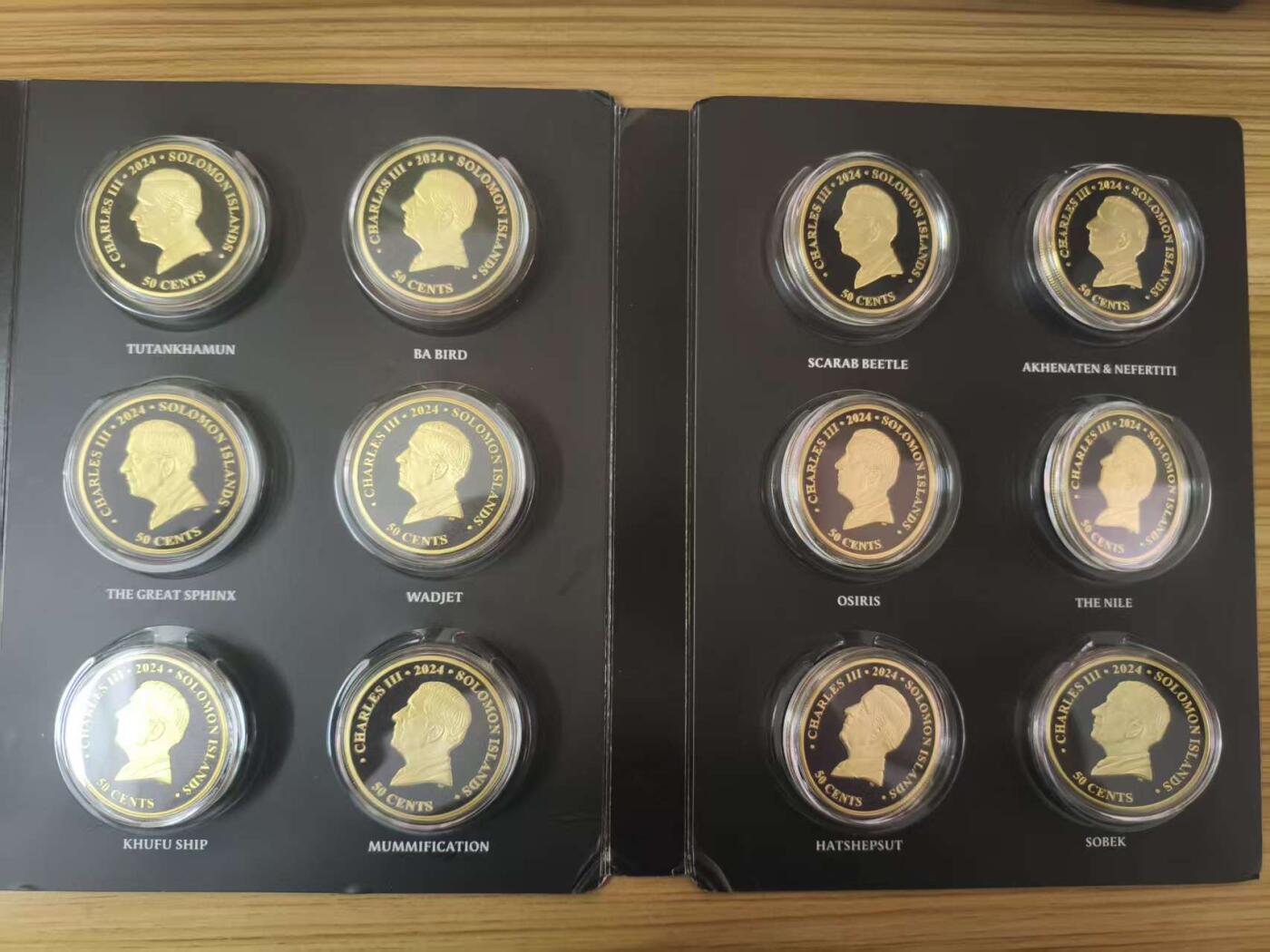 ❤️【币观天下】❤️ 第338期钱币拍卖- 2026.1.9周五晚上6点半场-长期征集拍品 所罗门2024年，古埃及文化系列(3)，(直径45mm)整体镀金、黑色钌化、完整大全套装纪念币(共12枚). 盒证全. 热门，实物超级漂亮. 国外售价500+美元