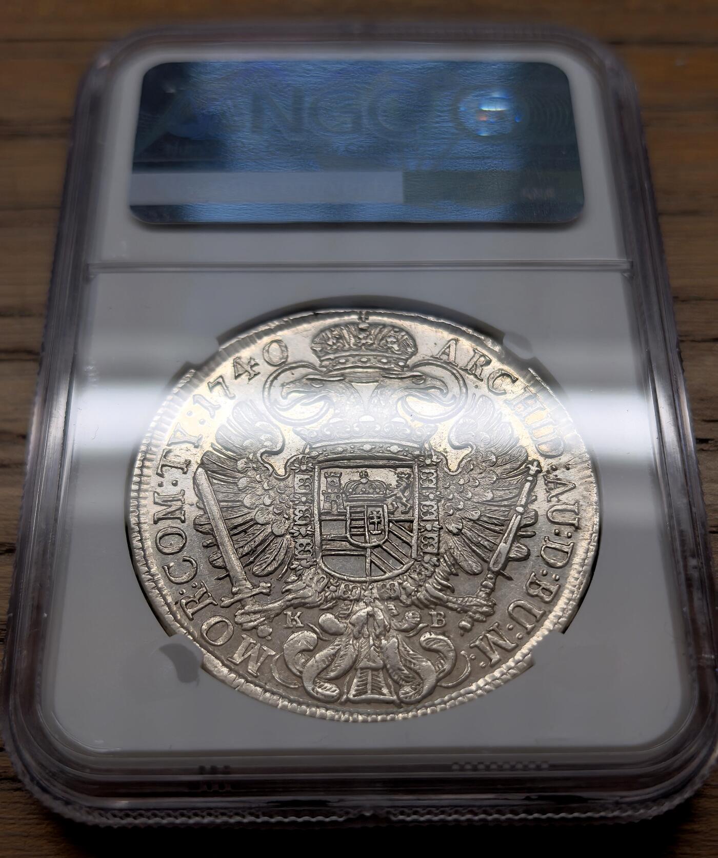 凡希社世界钱币微拍第三百十八期 1740神罗匈牙利卡尔六世泰勒大银NGC-AU58，稀少的科西策铸币厂出品。1740年是卡尔六世逝世之年，此后哈布斯堡王朝爆发奥地利王位继承战争，此币成为卡尔六世时期匈牙利铸币的收官品种，见证了帝国权力更迭的关键节点。