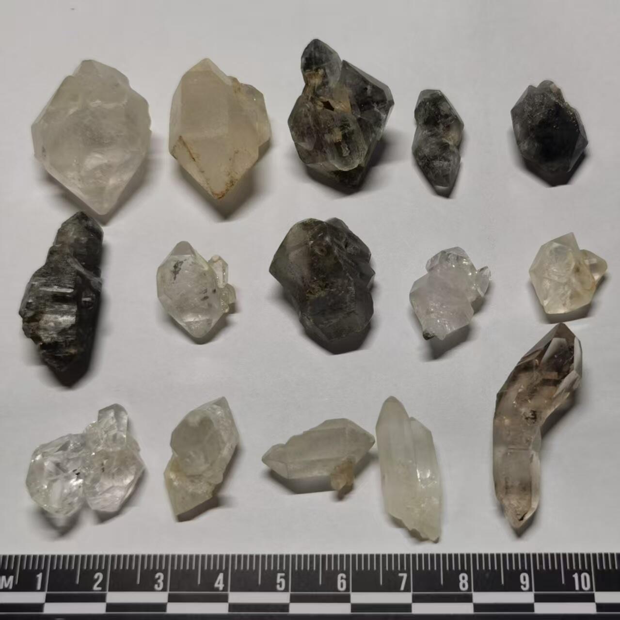 七河·世界钱币杂件水晶矿标小拍（总第33期） 藏家出品 X659（7） 有造型的 多品种云贵闪灵水晶 一组15件