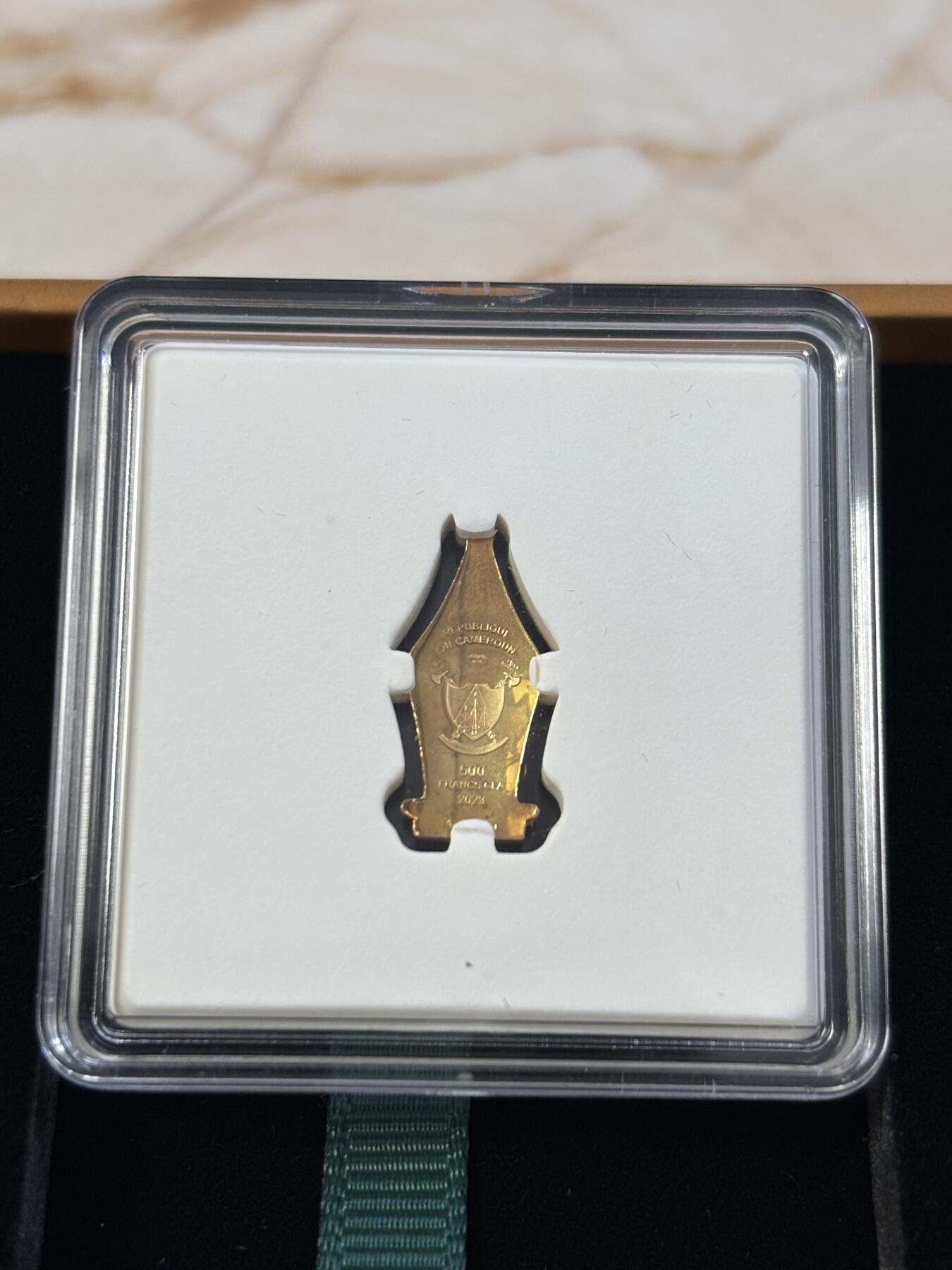 第187期拍卖 喀麦隆2023年笔尖爱情1克异形凹凸双面镀金银币，999银镀金，发行999枚，有氧化