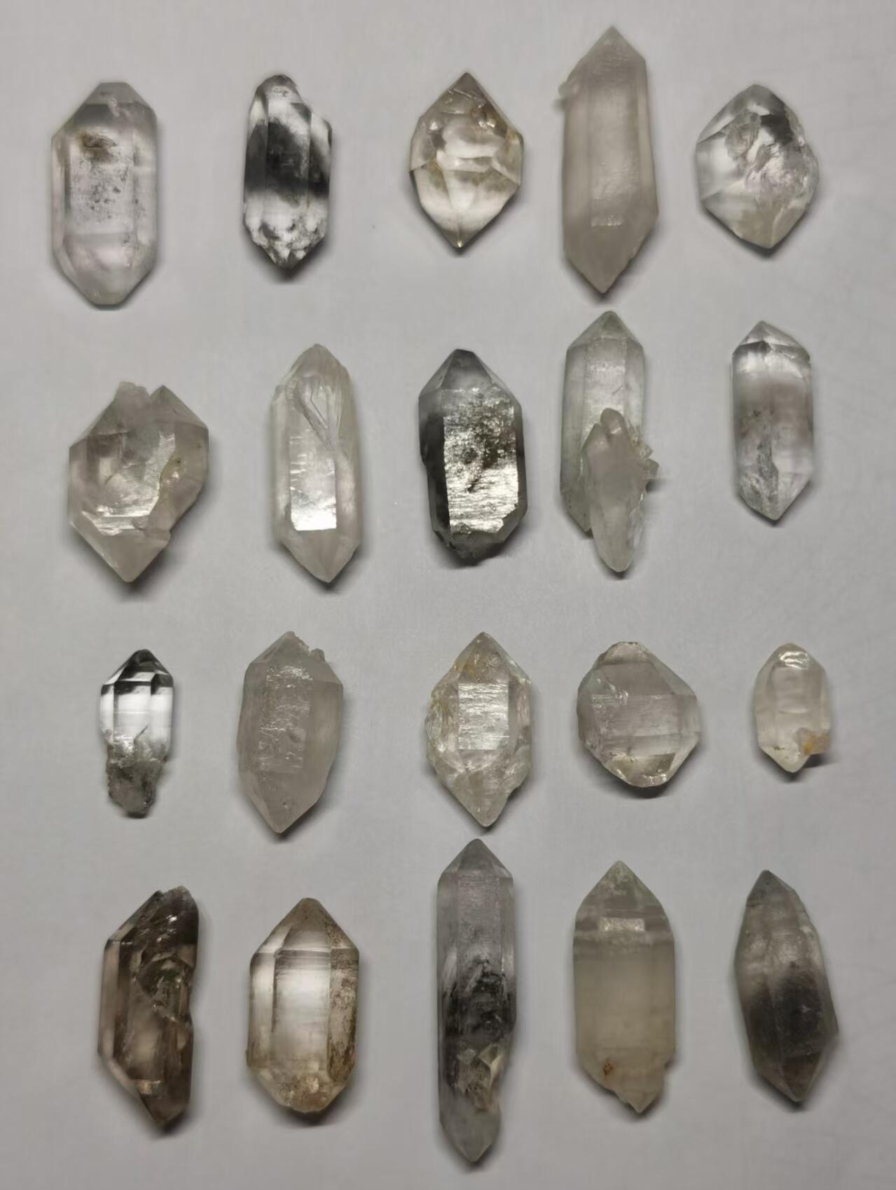 七河·世界钱币杂件水晶矿标小拍（总第33期） 藏家出品的X705（5）云贵闪灵水晶原石 多品种一组共20颗