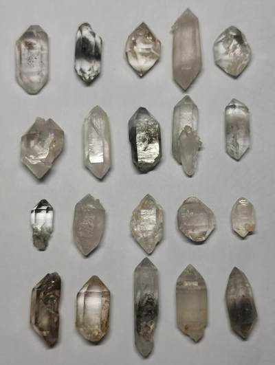 七河·世界钱币杂件水晶矿标小拍（总第33期） - 藏家出品的X705（5）云贵闪灵水晶原石 多品种一组共20颗