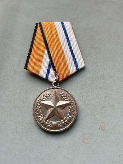 盛世勋华——号角文化勋章邮票专场拍卖第298期 - 俄罗斯联邦国防部「竞赛优秀奖（第二名）奖章」，属于俄军通用型表彰奖章，无固定设立令，为国防部根据年度竞赛计划定制颁发，授予对象为俄军各军种、各部门在军事技能、专业技术、体育竞技等内部竞赛中获得第二名的军事人员与文职人员。竞赛类型涵盖军事比武（如坦克射击、空降突击、舰艇操作）、专业技能竞赛（如后勤保障、装备维修）、军事体育赛事（如射击、越野、格斗）等，是俄军激励官兵能力提升的重要方式。