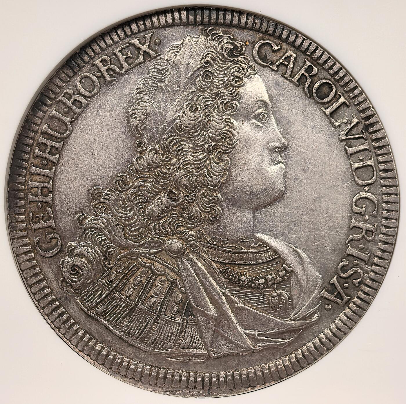 凡希社世界钱币微拍第三百十八期 荐！1727神罗哈布斯堡王朝卡尔六世戎装像泰勒大银NGC-MS61，铁灰色包浆，注意正面的卷发和月桂冠细节。1727年正值卡尔六世推动《国本诏书》确立哈布斯堡家族继承规则的关键时期，此币是神圣罗马帝国中期货币体系的重要实物，布雷斯劳铸币厂版本少于维也纳铸币厂版本，它直观地反映了帝国东部领地的铸币权分布。（视频参考）