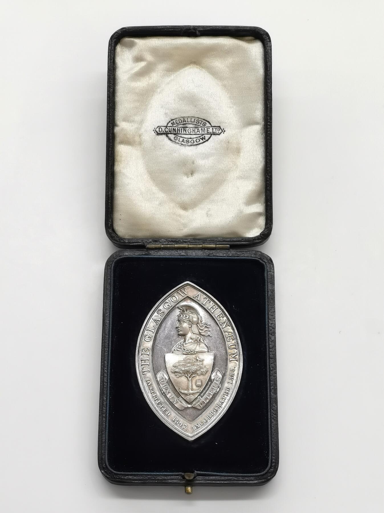 博洋堂世界钱币拍卖第156期（全场包邮） 1923年英国格拉斯哥城市音乐奖异形大银章，尺寸62 × 40mm，重56.2g，彩虹包浆，品相良好，背面一处小磕碰，带原盒