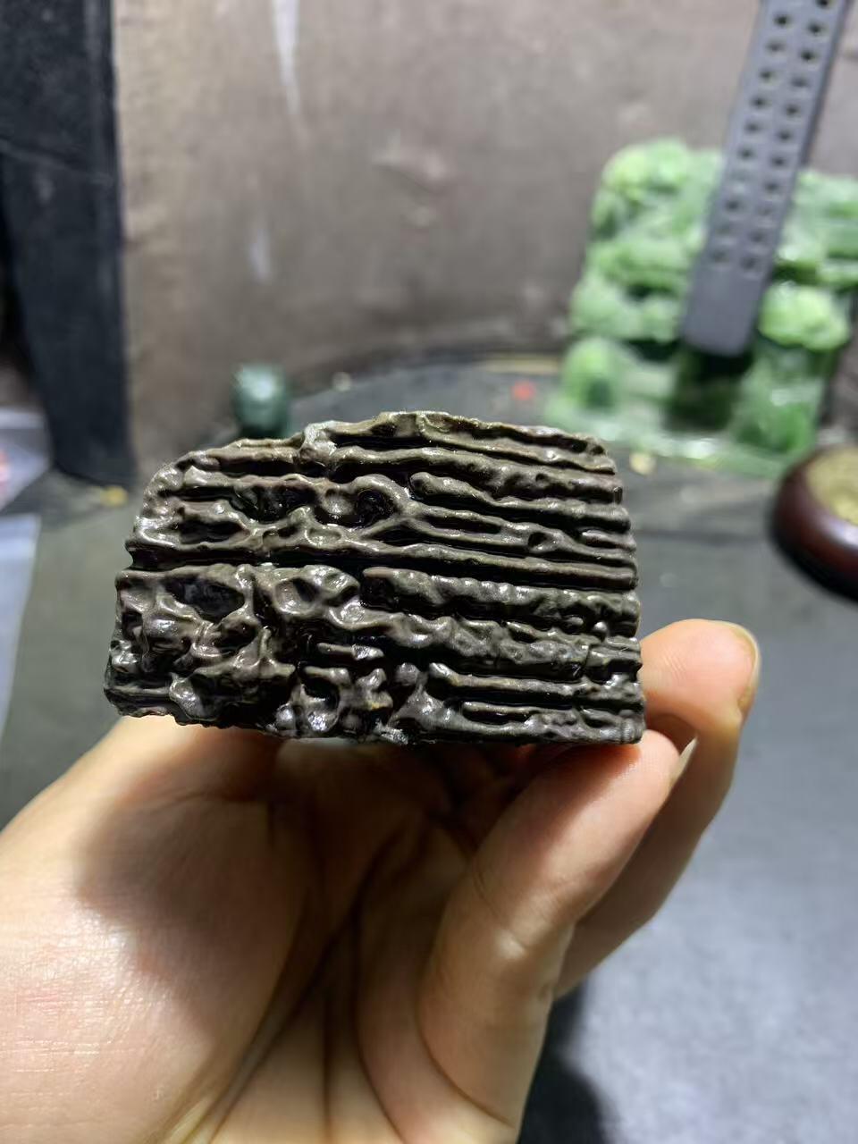 精美新疆满龙纹泥石方形原石把件（镇纸，摆件） 一块，