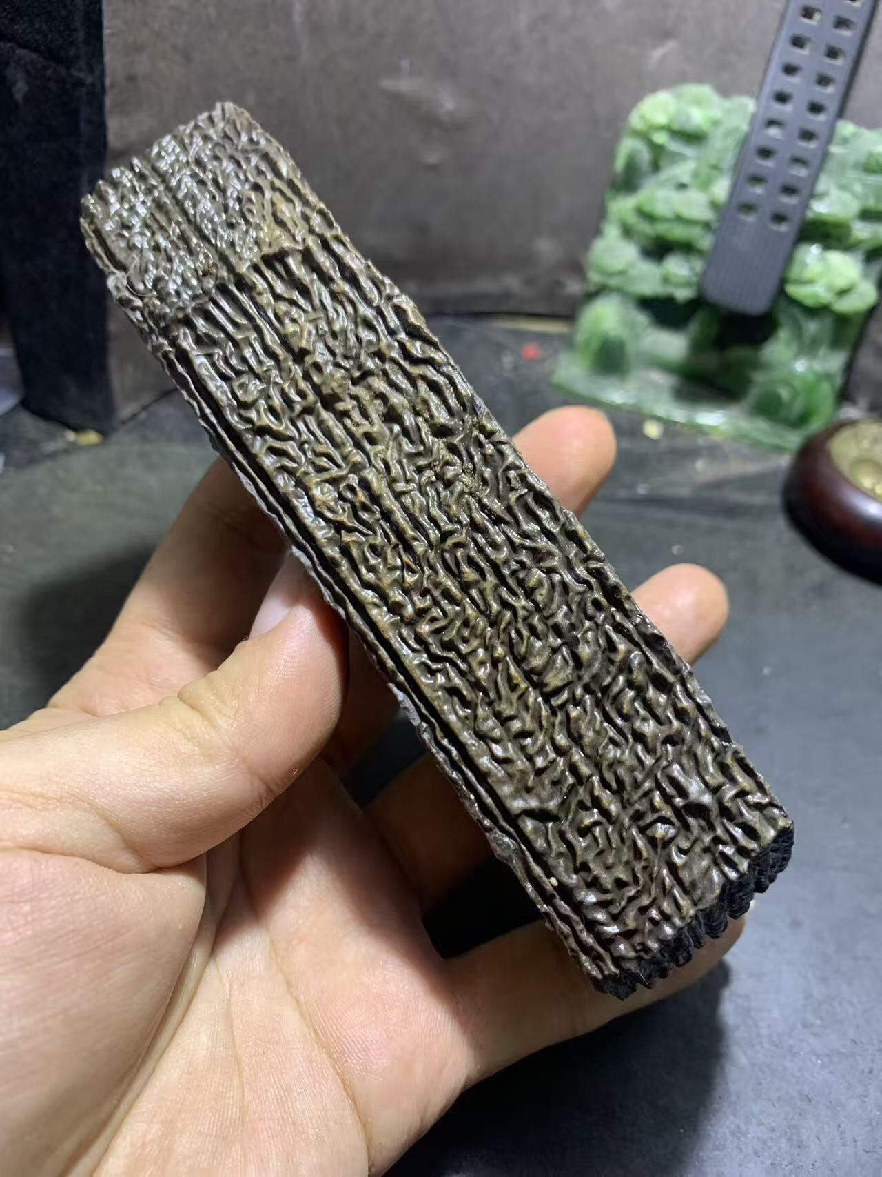 精美新疆满龙纹泥石方形原石把件（镇纸，摆件） 一块，