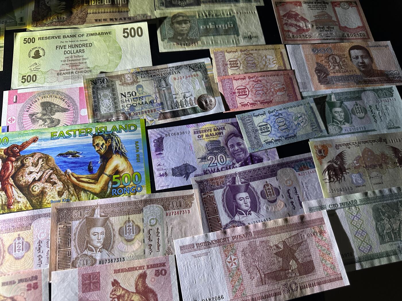 《外钞收藏家》第六百零一期（畅拍场）（本平台长期征集拍品、欢迎藏友们联系合作） 大几十张精美纸币一起 全新 个别非全新