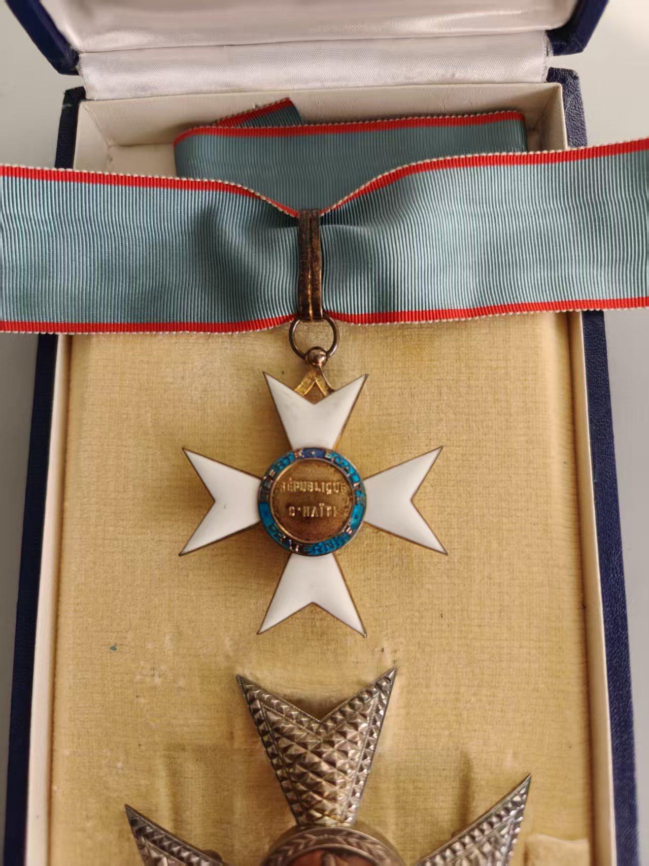 盛世勋华——号角文化勋章邮票专场拍卖第298期 海地共和国大军官级级功勋勋章 吊环和星芒杆带银标 两截短绶带 带原盒 盒子内衬上带法国珠宝商阿瑟贝特朗厂标 海地国家虽不怎么样但勋章都是国外珠宝商定做，工艺很好 古巴革命前生产的勋章工艺也非常好 号角18有专门介绍