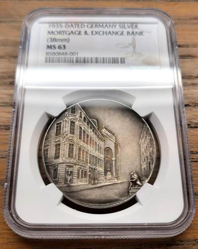 凡希社世界钱币微拍第三百十八期 - 1935年德国巴伐利亚抵押兑换银行百年纪念银章NGC-MS63，正面雕刻位于慕尼黑的银行总部建筑，背景可见统帅堂，背面中心为巴伐利亚菱形纹章与王冠，两侧镌刻年份1835/1935。欧陆灰彩。
