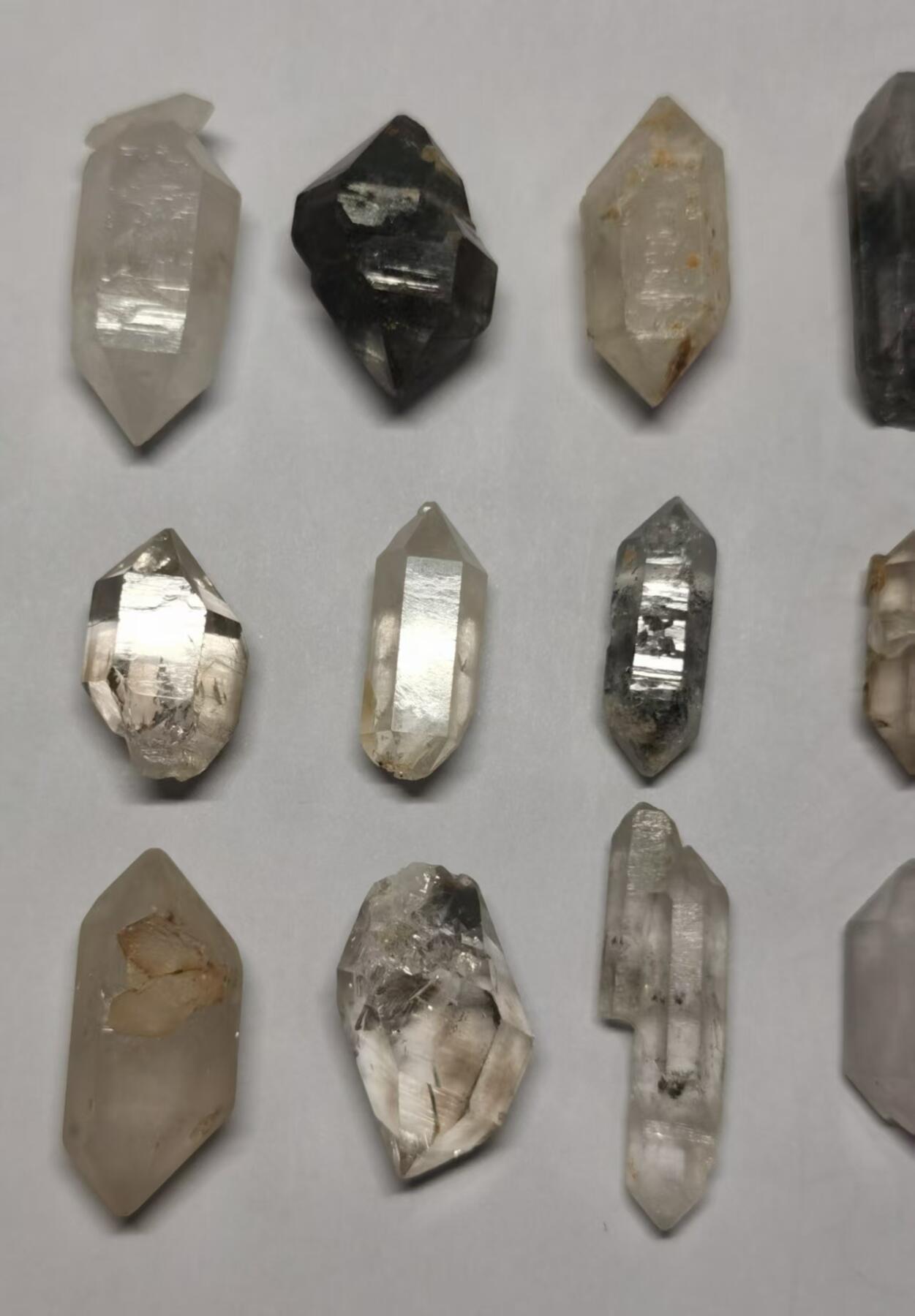 七河·世界钱币杂件水晶矿标小拍（总第33期） 藏家出品的X704（5）多品种云贵闪灵水晶原石一组共12颗