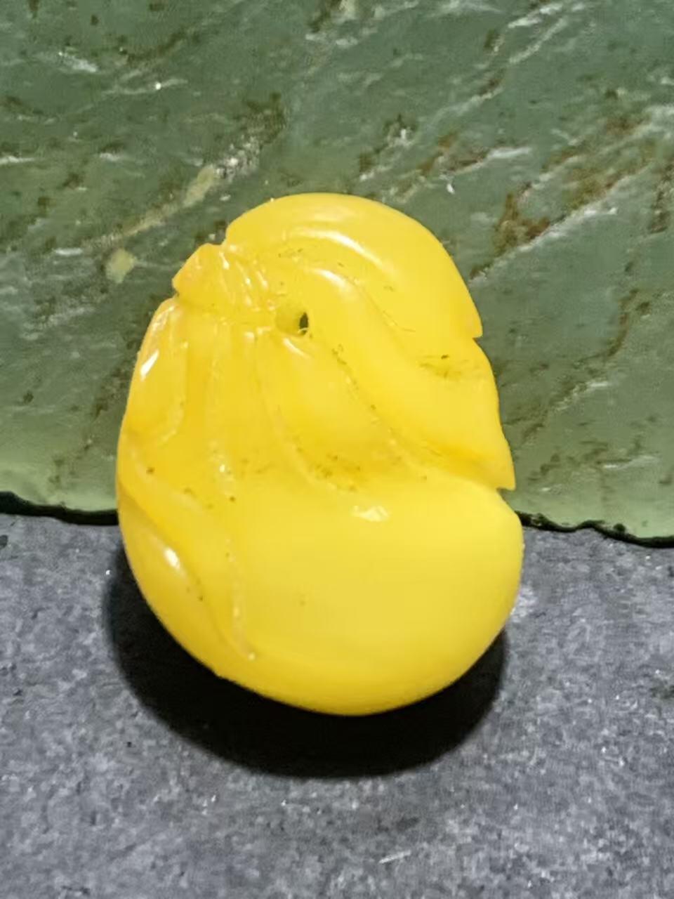 精美天然蜜蜡雕钱袋小吊坠一个，