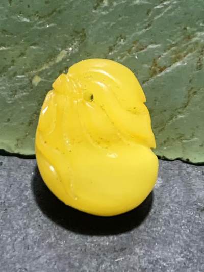 精美天然蜜蜡雕钱袋小吊坠一个， - 精美天然蜜蜡雕钱袋小吊坠一个，