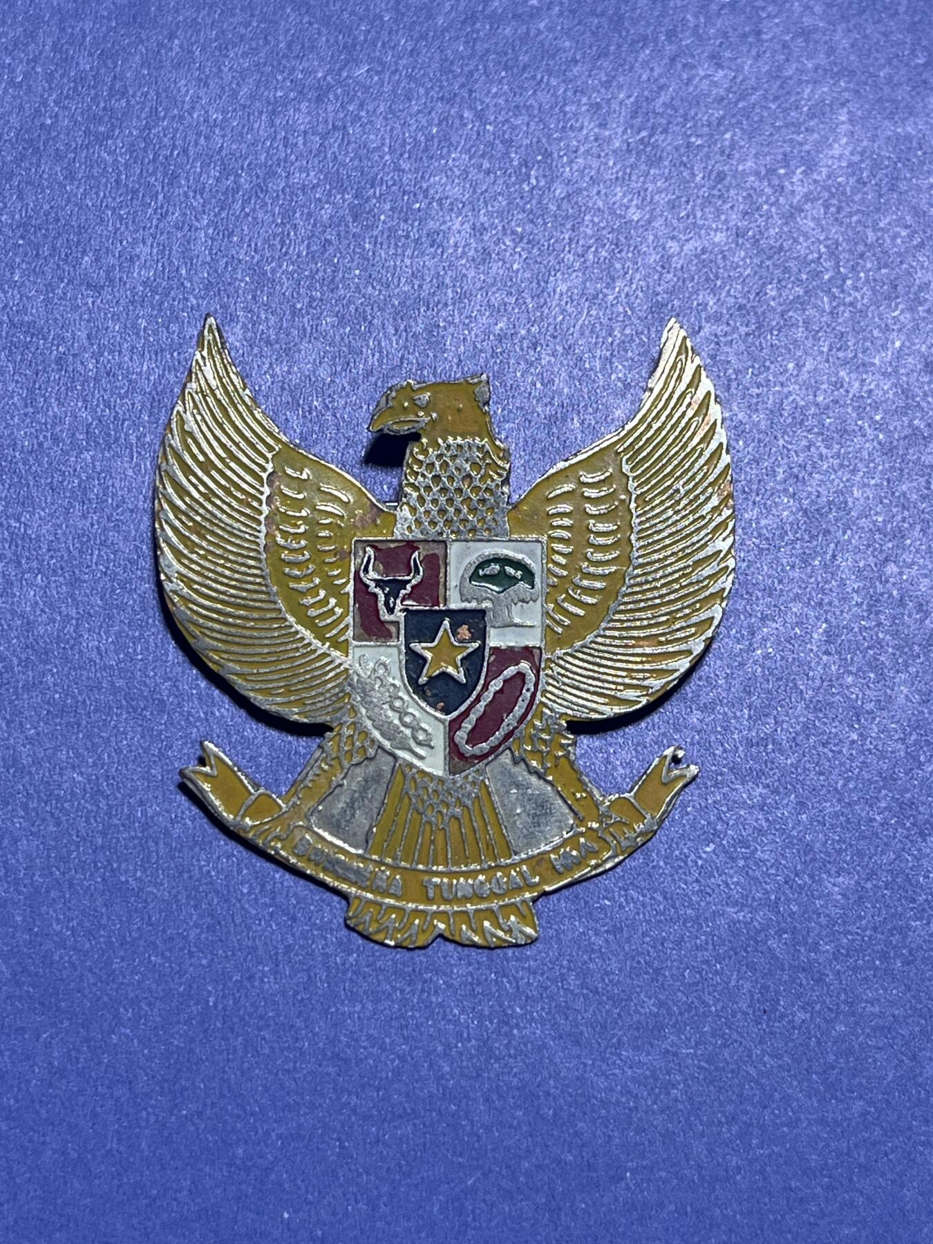 世界各国奖章纪念章徽章无底价拍卖 印度尼西亚国徽主题徽章，标志为印尼的国家象征迦楼罗神鹰