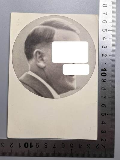 小驴勋章奖章收藏1月10日周六晚六点拍卖（珍爱和平，收藏战争，铭记历史，勿忘国耻，忠党爱国。有偿代拍，送拍规则在简介最后，参拍须阅读规则后再参拍，关系到运费包装发货时效真假辨别等关键信息，拍卖时不再发原图，看大图店主微信码在拍卖店铺介绍里） - 一位梳着三七分的画家纪念明信片