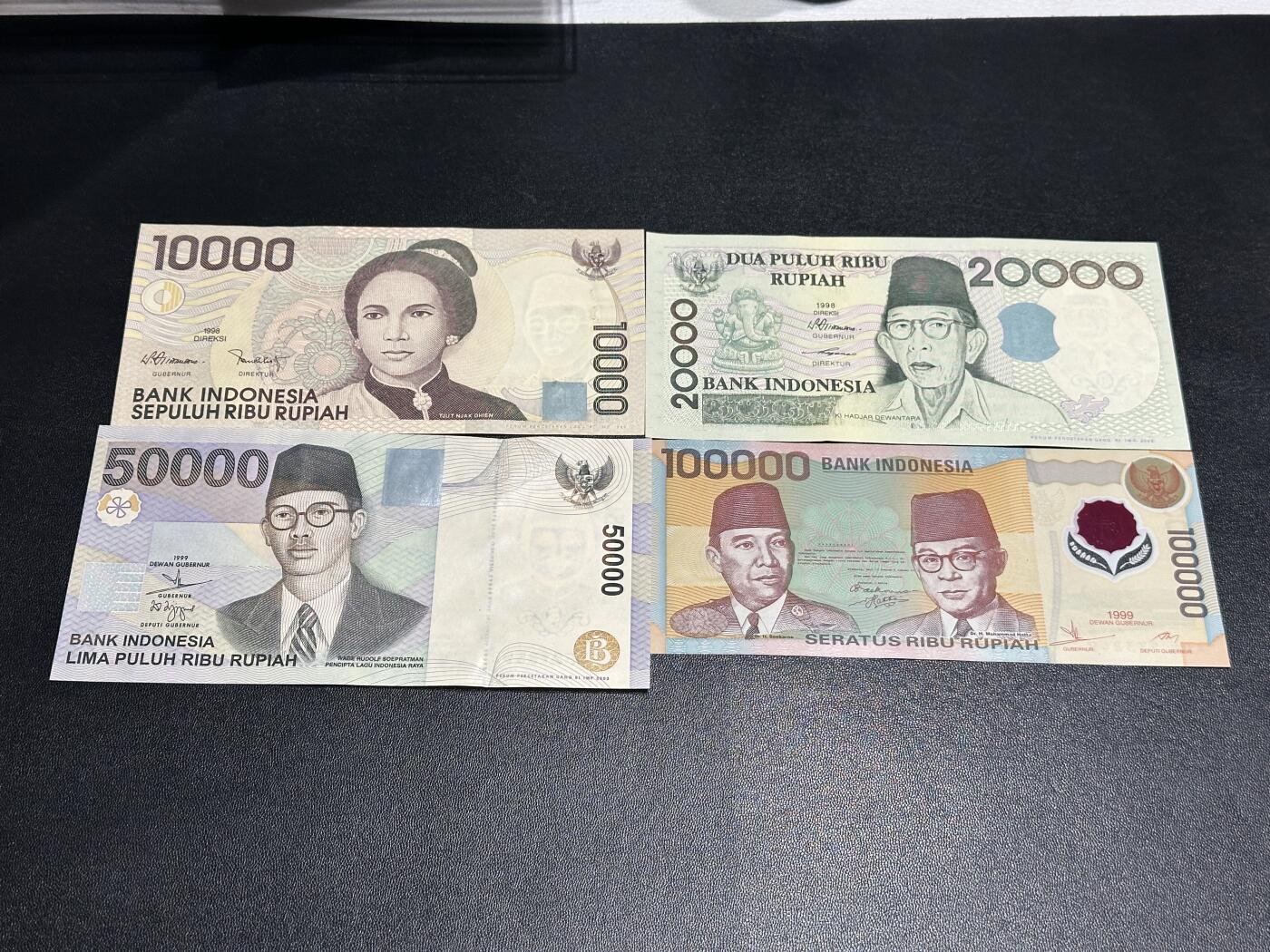《外钞收藏家》第六百零一期（畅拍场）（本平台长期征集拍品、欢迎藏友们联系合作） 印度尼西亚1998-1999年4张一套（1万，2万，5万，10万塑料钞；最后的大票幅纸币）	UNC
