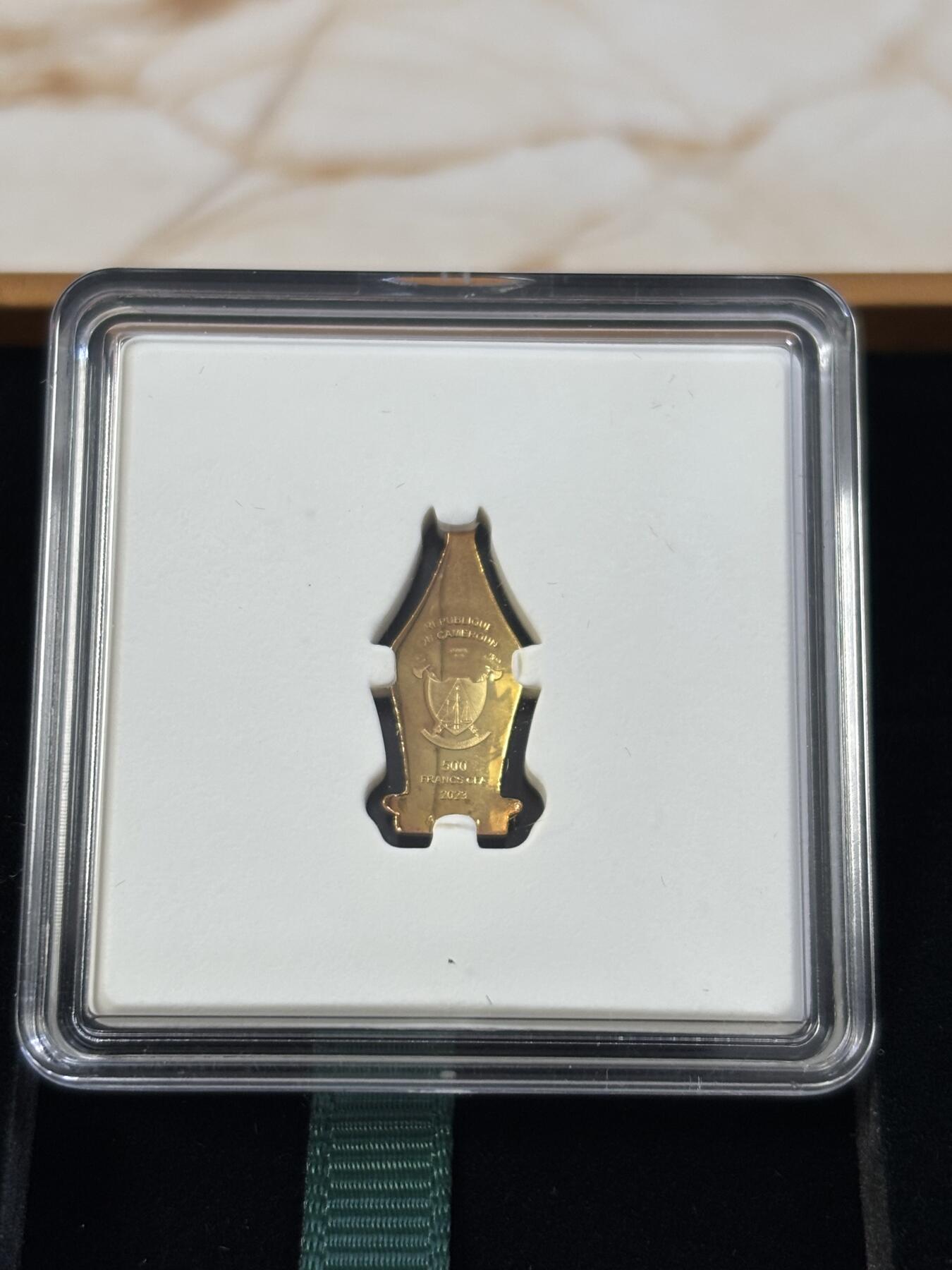 第187期拍卖 喀麦隆2023年笔尖爱情1克异形凹凸双面镀金银币，999银镀金，发行999枚，有氧化
