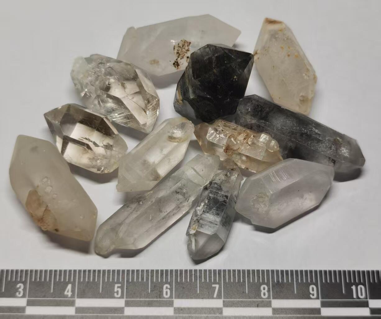 七河·世界钱币杂件水晶矿标小拍（总第33期） 藏家出品的X704（5）多品种云贵闪灵水晶原石一组共12颗