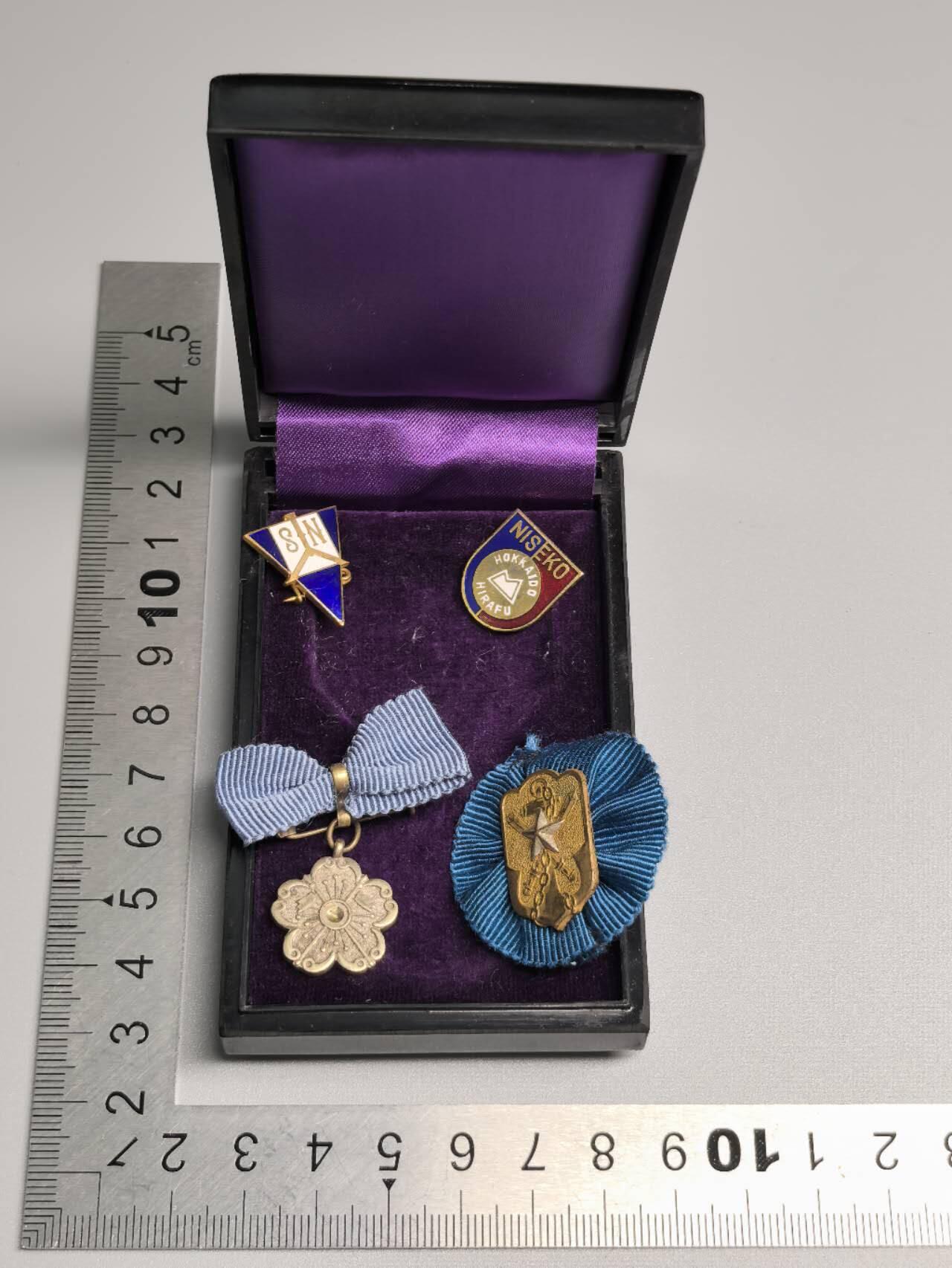 小驴勋章奖章收藏1月10日周六晚六点拍卖（珍爱和平，收藏战争，铭记历史，勿忘国耻，忠党爱国。有偿代拍，送拍规则在简介最后，参拍须阅读规则后再参拍，关系到运费包装发货时效真假辨别等关键信息，拍卖时不再发原图，看大图店主微信码在拍卖店铺介绍里）