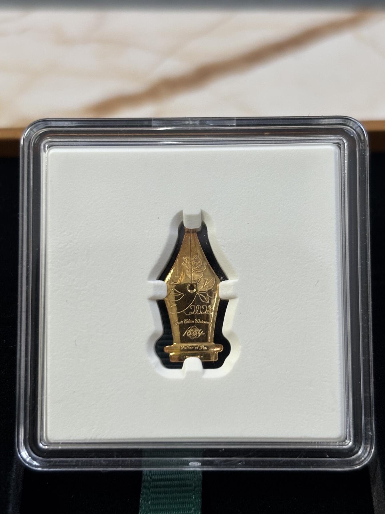 第187期拍卖 喀麦隆2023年笔尖爱情1克异形凹凸双面镀金银币，999银镀金，发行999枚，有氧化