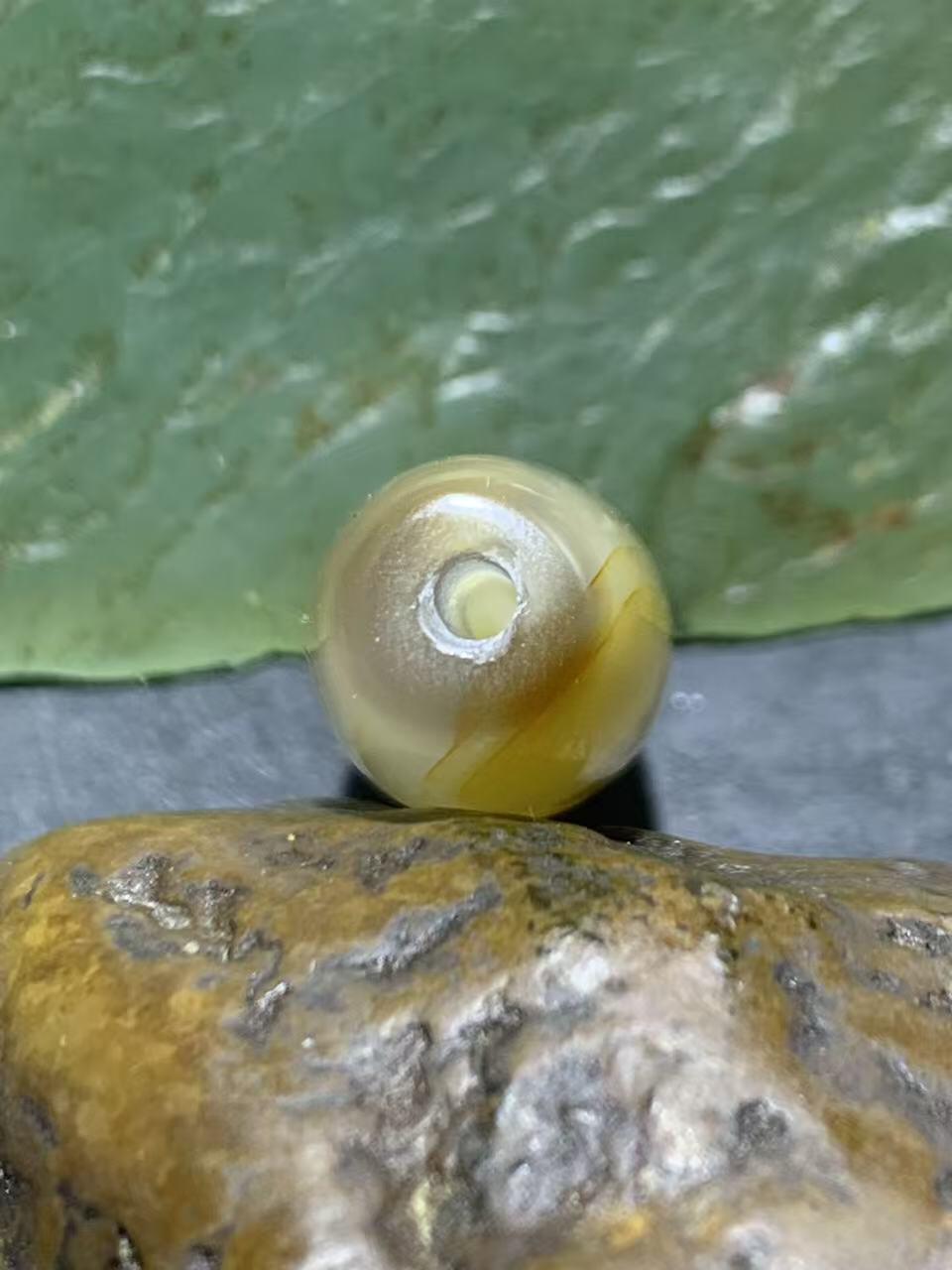 精美高玉化巴西玛瑙随形桶珠一颗，