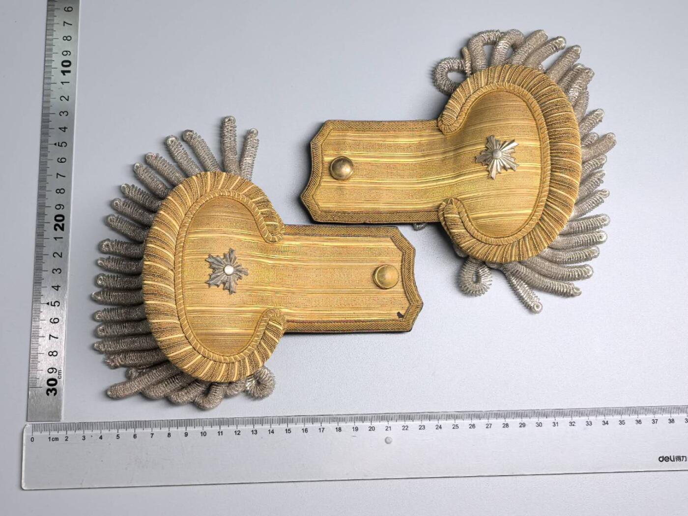 小驴勋章奖章收藏1月10日周六晚六点拍卖（珍爱和平，收藏战争，铭记历史，勿忘国耻，忠党爱国。有偿代拍，送拍规则在简介最后，参拍须阅读规则后再参拍，关系到运费包装发货时效真假辨别等关键信息，拍卖时不再发原图，看大图店主微信码在拍卖店铺介绍里）