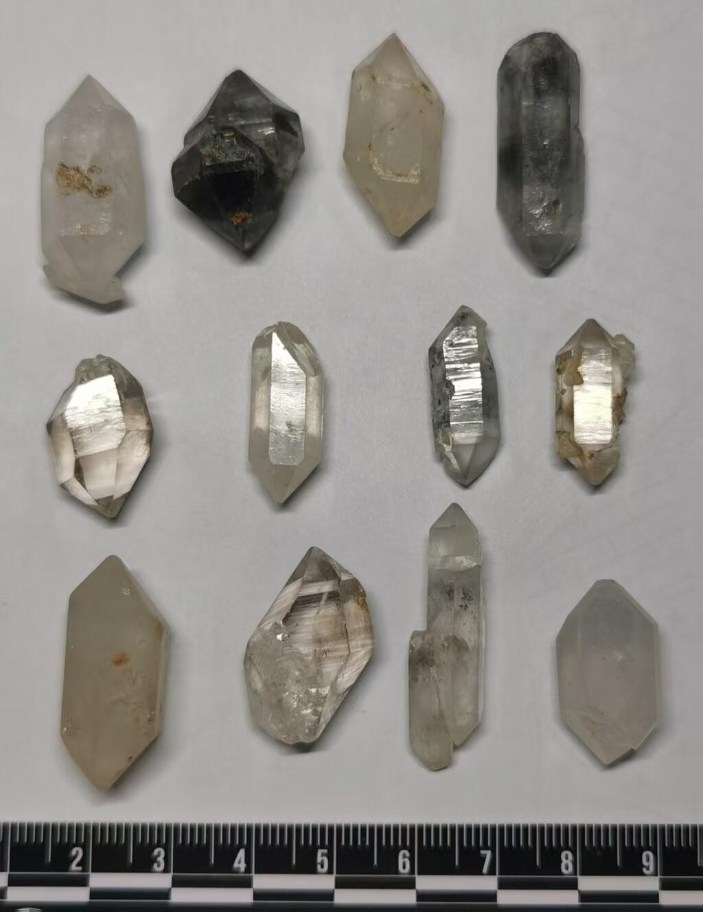 七河·世界钱币杂件水晶矿标小拍（总第33期） 藏家出品的X704（5）多品种云贵闪灵水晶原石一组共12颗