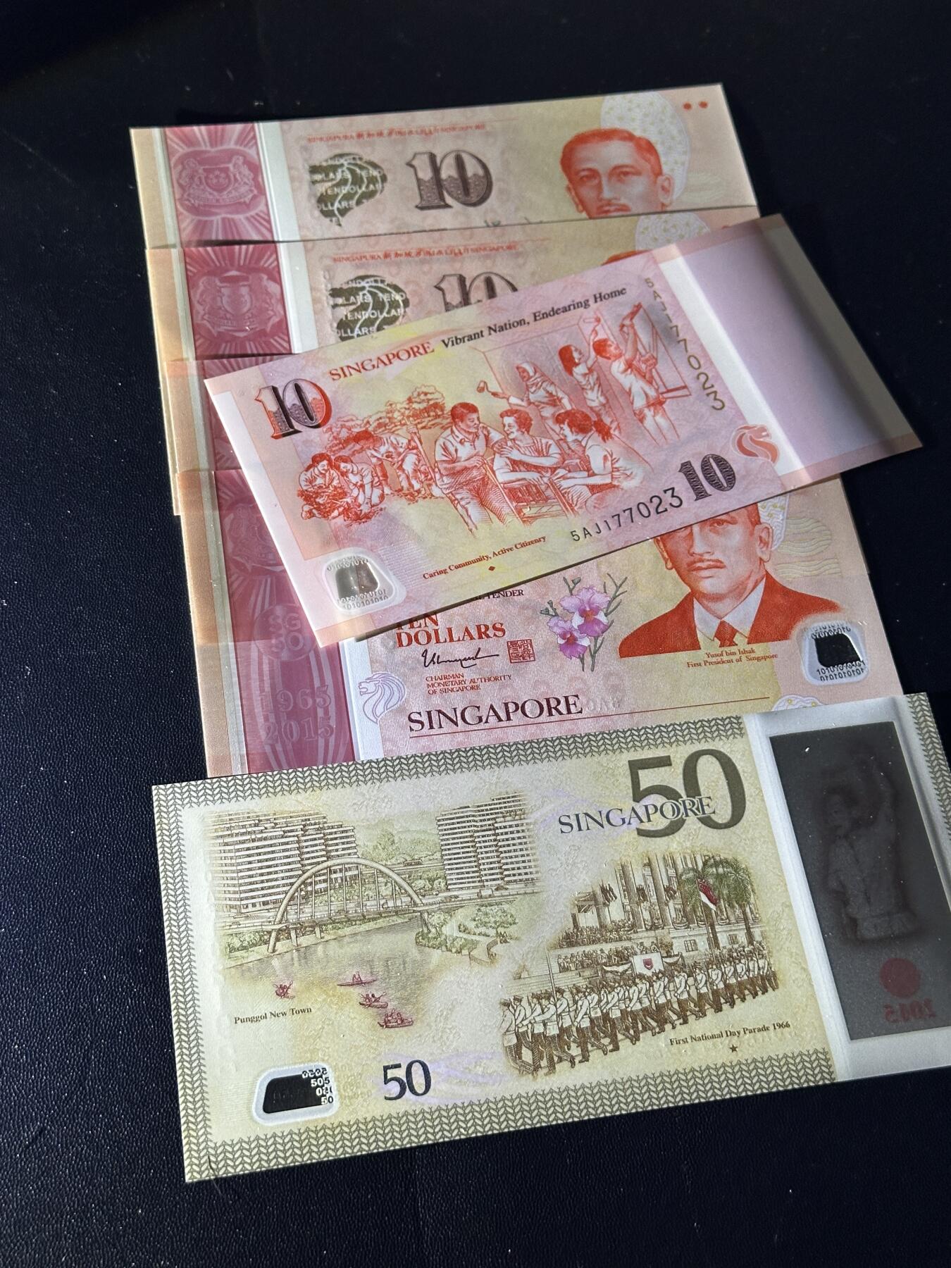 《外钞收藏家》第六百零一期（畅拍场）（本平台长期征集拍品、欢迎藏友们联系合作） 新加坡2015年10元五张+50元一张塑料钞（独立50周年纪念，全程无4）	UNC 
