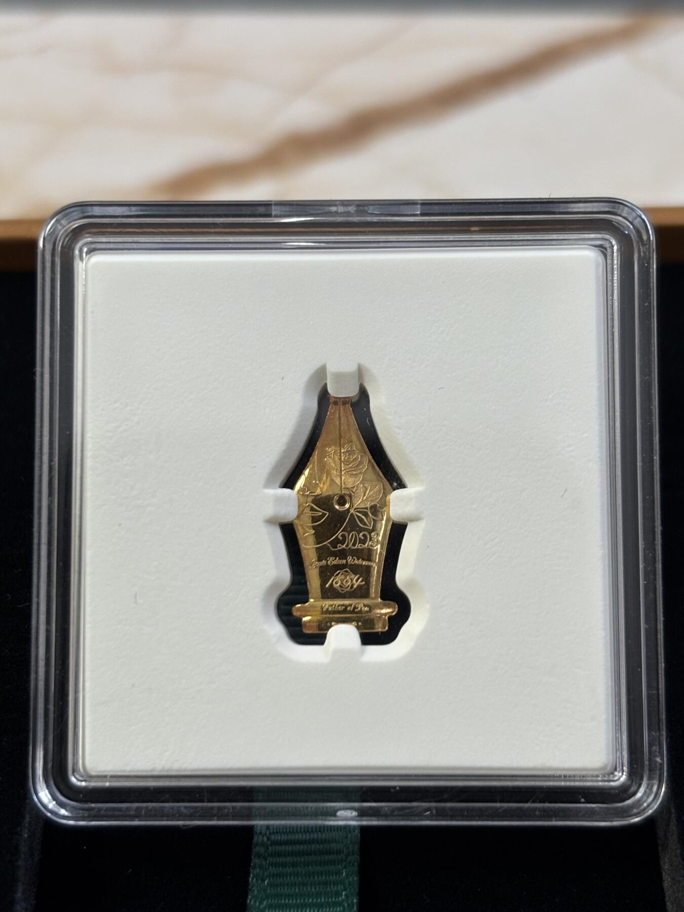 第187期拍卖 喀麦隆2023年笔尖爱情1克异形凹凸双面镀金银币，999银镀金，发行999枚，有氧化