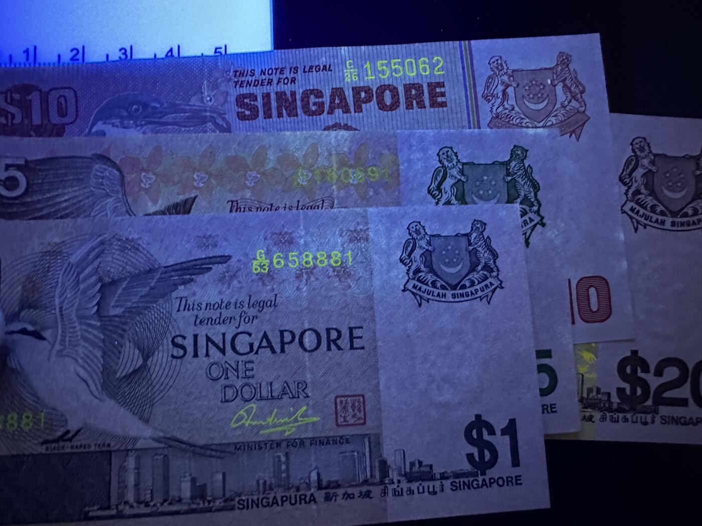 《外钞收藏家》第六百零一期（畅拍场）（本平台长期征集拍品、欢迎藏友们联系合作） 新加坡鸟版1/5/10/20元4张小套（UNC品相的不多见了） 全新轻微潮