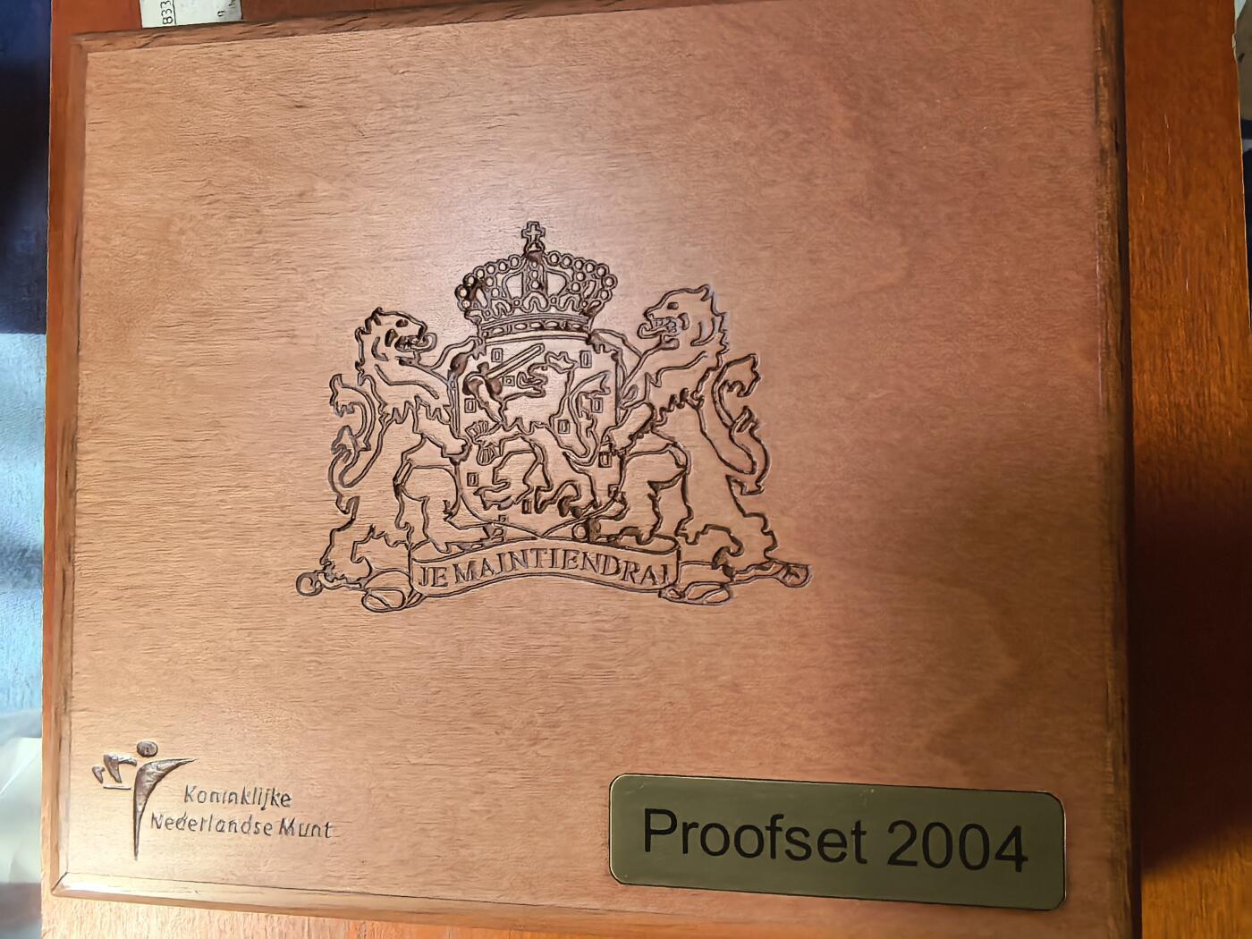 长老汇蛇年精选第九十三场拍卖 2004荷兰欧元精制币套币8枚，盒证全，5000套，克书90美金，橡木盒烫刻国徽金属标牌