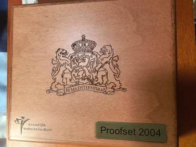 长老汇蛇年精选第九十三场拍卖 - 2004荷兰欧元精制币套币8枚，盒证全，5000套，克书90美金，橡木盒烫刻国徽金属标牌