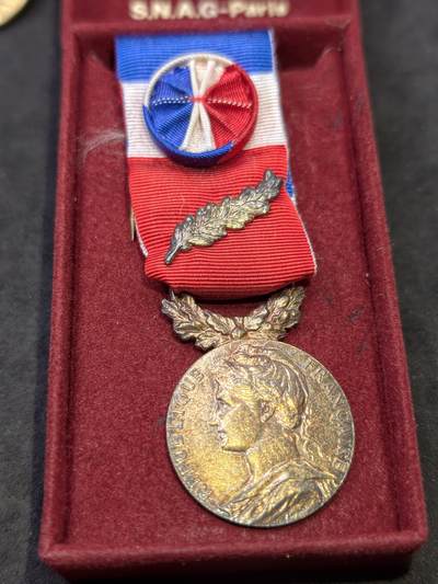 凯旋世界勋赏（第21期冬季大拍）（欢迎送拍）（对拍品有疑问请询问客服，不接受到手刀，出价默认拍品品相。请认真阅读拍卖规则！出价默认已认可！）（收到货请录制开箱视频，无视频概不处理问题。） - 法国大金级劳工勋章银制带盒