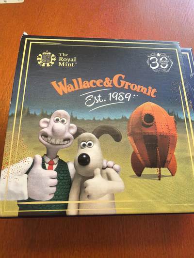 长老汇蛇年精选第九十三场拍卖 - 2019英国无敌掌门狗30周年50便士彩色七边精制银币，水晶盒，925银，2.5万枚，盒证全